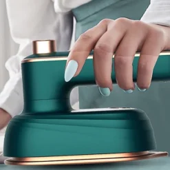 Strykjärn-Vikbar portabel mini hemrese strykjärn, lämplig för lätta tyger, med justerbart handtag i mörkgrönt